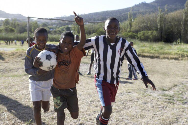 Afrykańscy chłopcy grają w piłkę