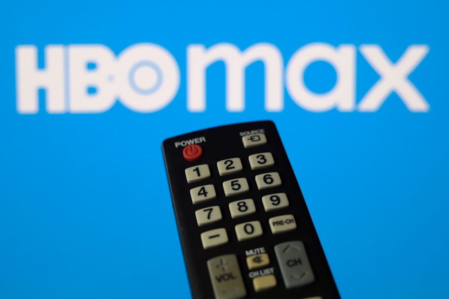 Pilot do telewizora na tle logo HBO Max