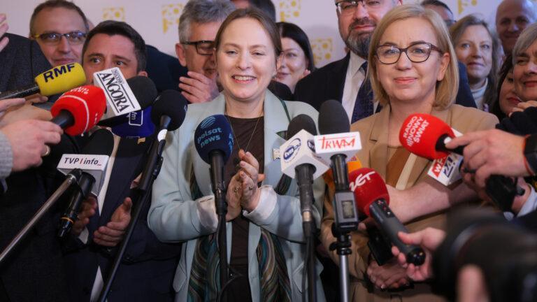 Nowa przewodnicząca Polski 2050 Katarzyna Pełczyńska-Nałęcz (w środku) i minister klimatu i środowiska Paulina Henning-Kloska (z prawej)