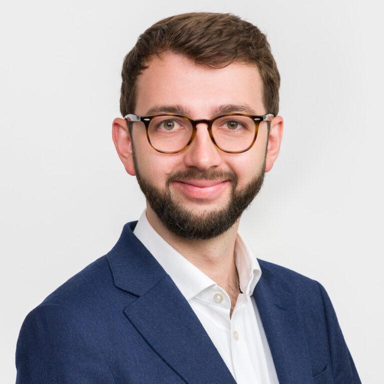 Michał Hetmański, szef fundacji Instrat wskazuje, że dominacja takich podmiotów jak Microsoft w obszarze oprogramowania biurowego czy usług chmurowych tworzy strukturalne uzależnienie państwa od dostawców spoza Europy