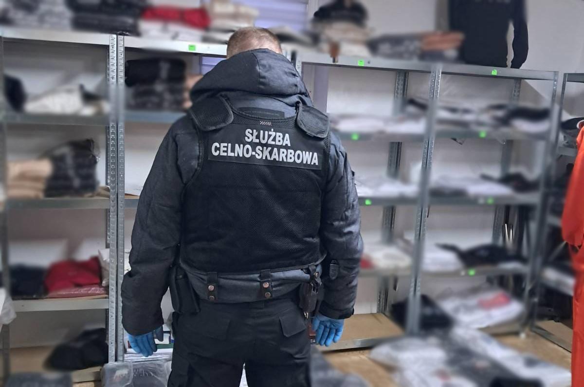 Funkcjonariusz KAS w magazynie podróbek