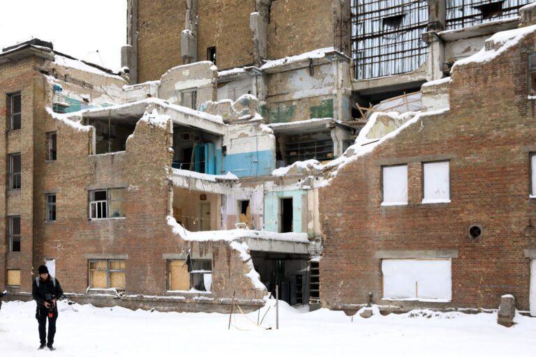 Uszkodzona przez rosyjski atak elektrociepłownia CHPP-4 w Kijowie