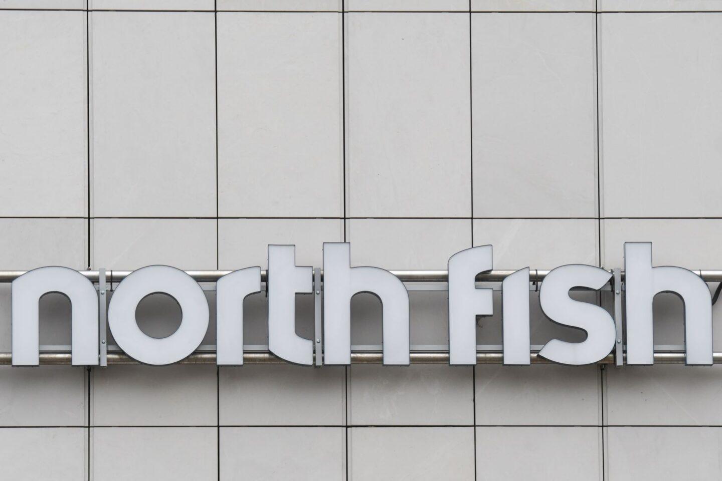 Logo sieci North Fish na budynku Galerii Krakowskiej