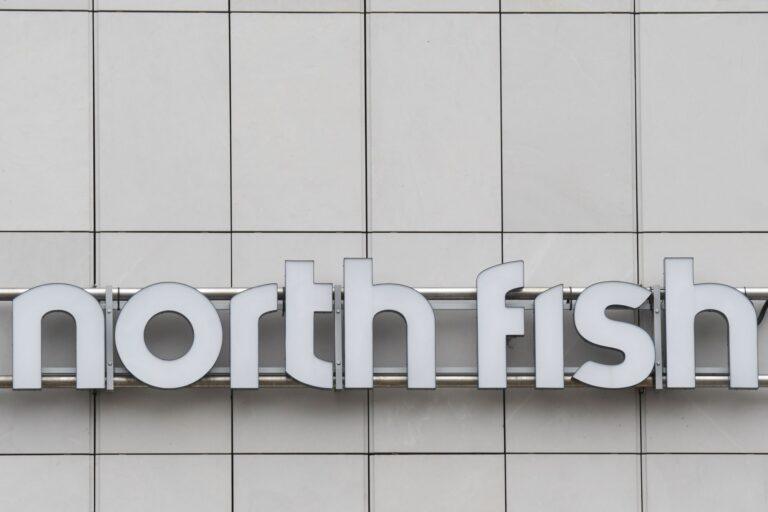 Logo sieci North Fish na budynku Galerii Krakowskiej