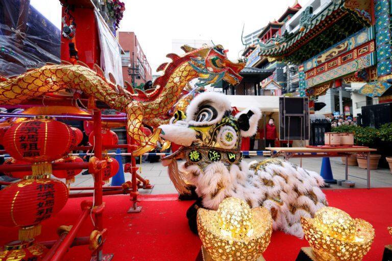 Tradycyjny chiński taniec smoków. Obchody Roku Ognistego Konia w Chinatown w Yokohamie