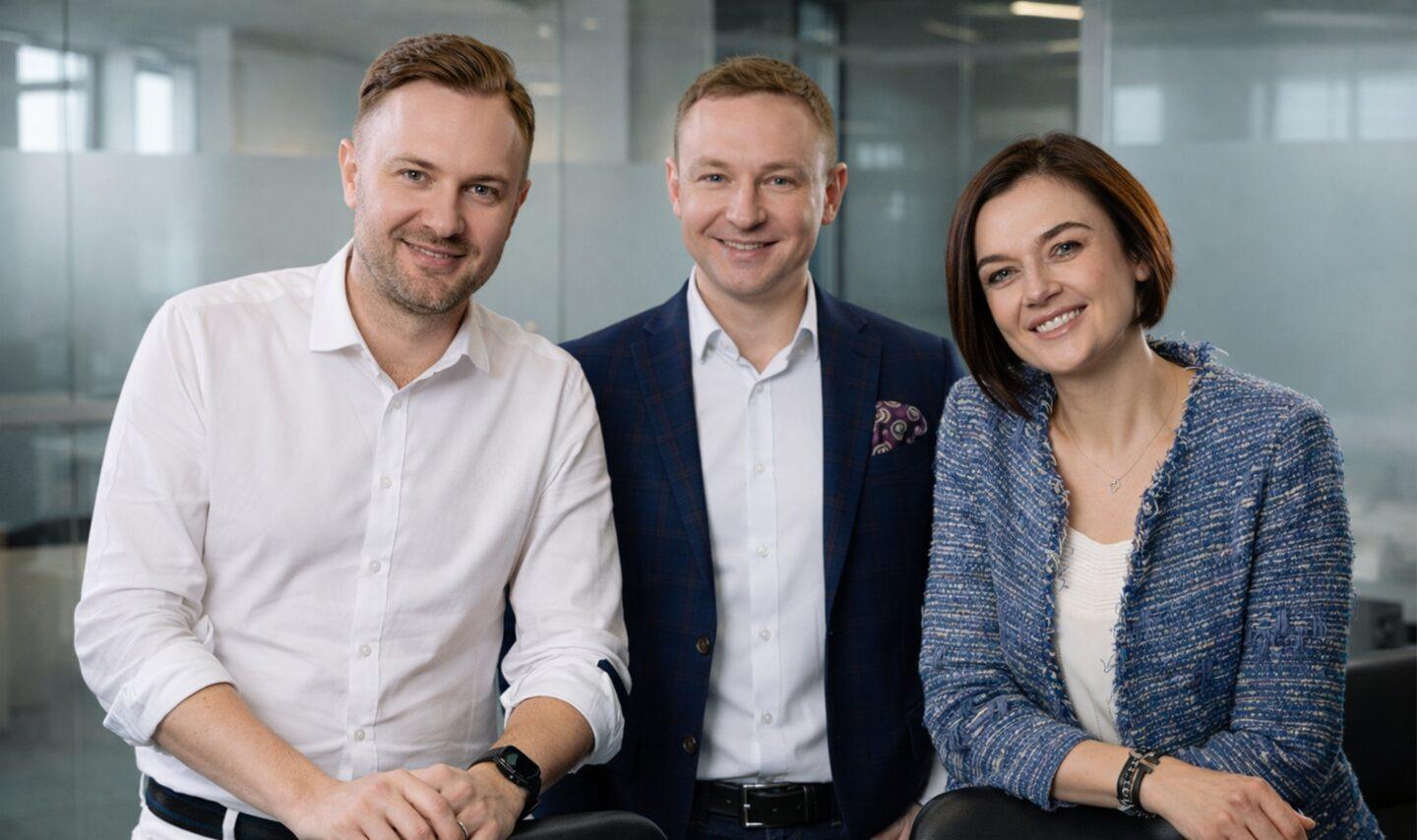 Demoboost planuje podbić rynek wsparcia dla sprzedaży B2B. Za sterami startupu zasiadają: Igor Zesiuk, Kamil Smuga, Anna Decroix (od lewej)