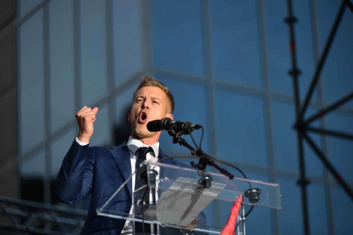 Peter Magyar, lider opozycyjnej węgierskiej partii TISZA na mównicy podczas wiecu wyborczego.