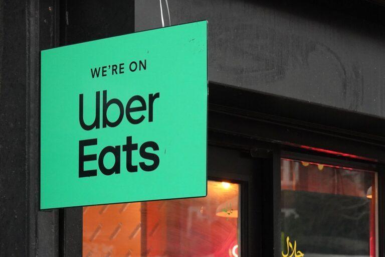 Restauracja oznaczona logo Uber Eats