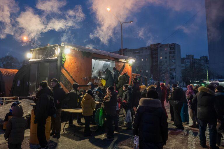 Mieszkańcy Kijowa korzystający z kuchni polowej
