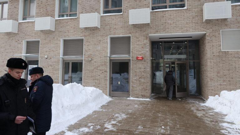 Wyjście z budynku, gdzie doszło do nieudanej próby zabójstwa szefa GRU Władimira Aleksiejewa