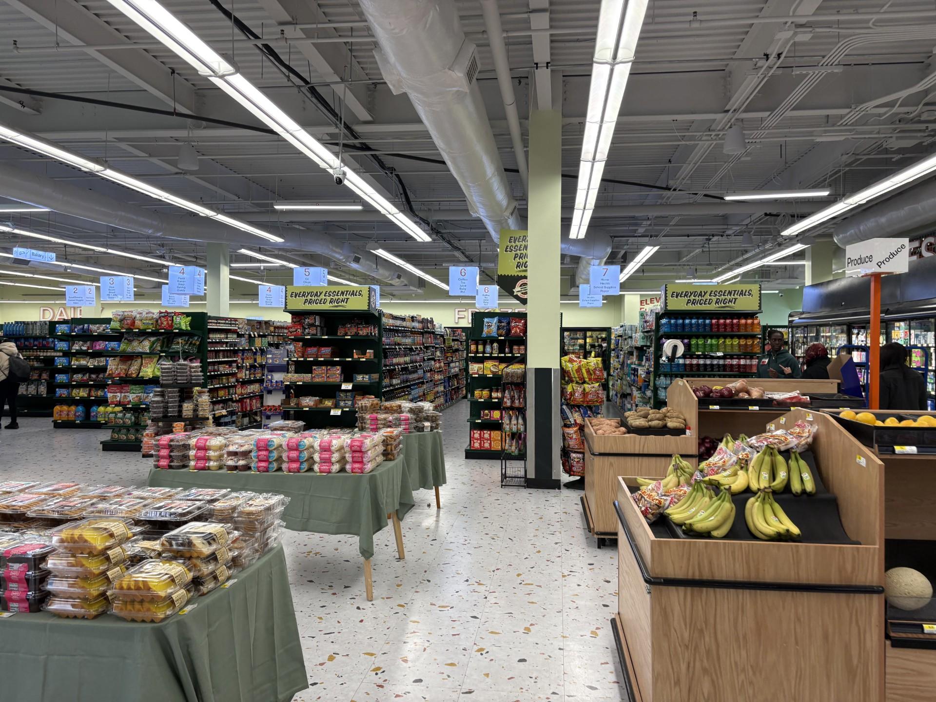 Wnętrze pierwszego rządowego supermarketu w USA.