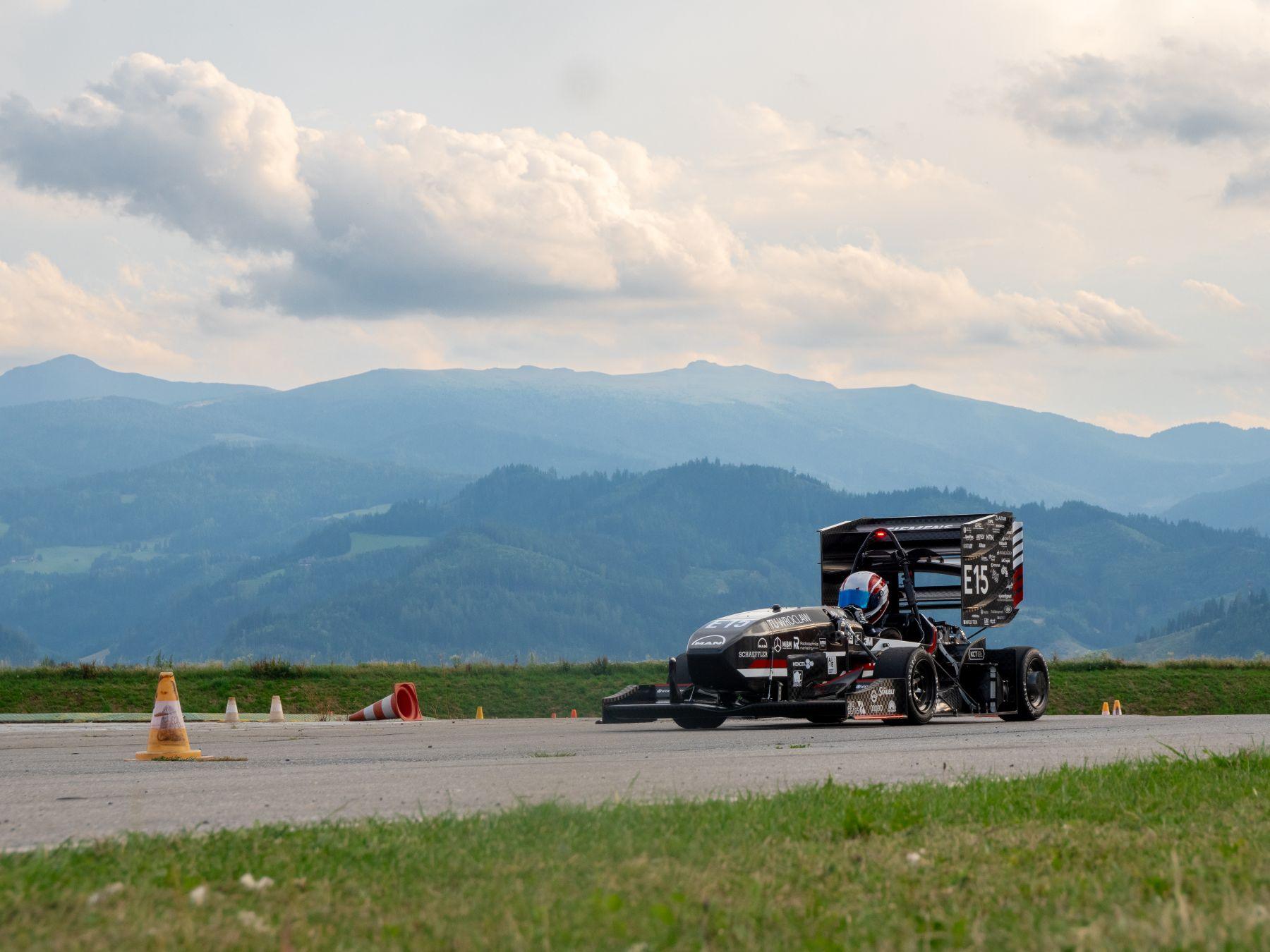 Bolid zespołu PWR Racing Team zbudowany przez studentów Politechniki Wrocławskiej
