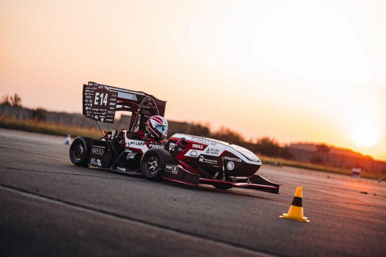 Bolid zespołu PWR Racing Team zbudowany przez studentów Politechniki Wrocławskiej