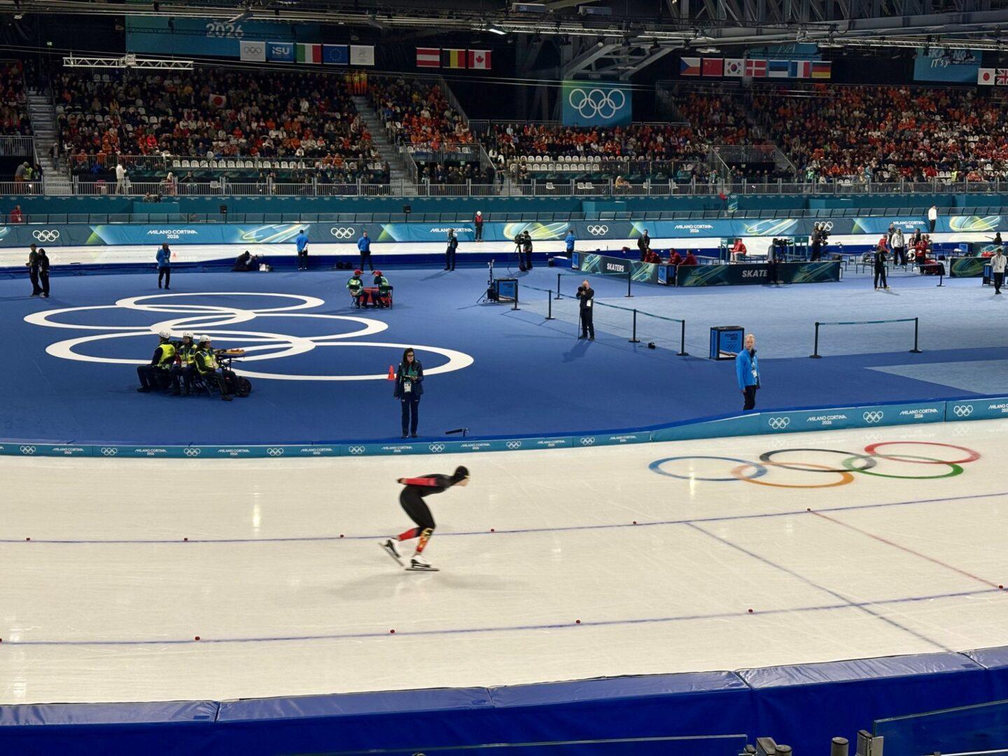 Panczenista podczas biegu finałowego na igrzyskach.