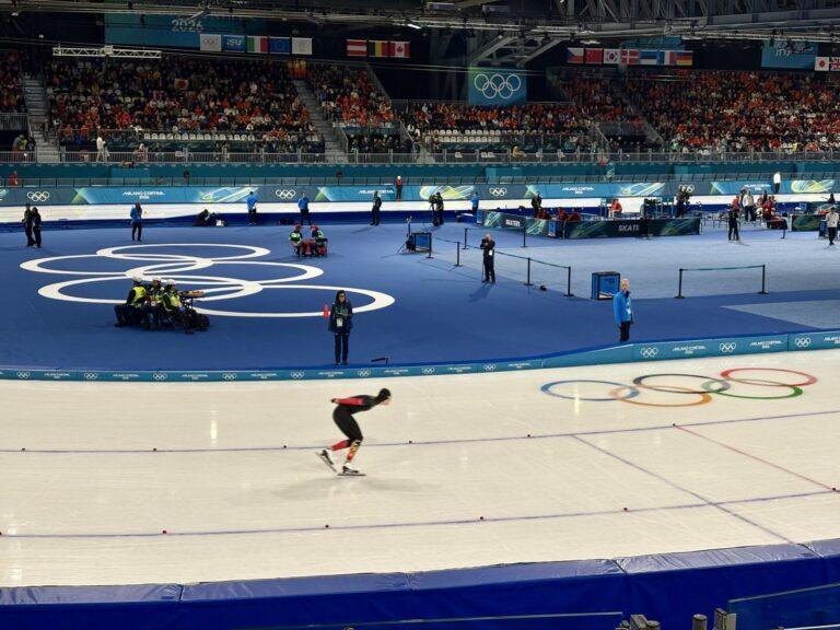 Panczenista podczas biegu finałowego na igrzyskach.