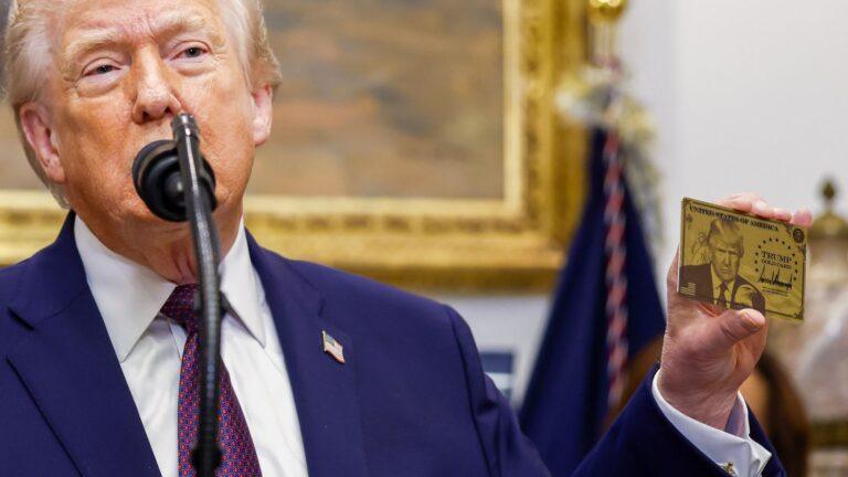 Pezydent USA Donald Trump z kartą Trump Gold Card