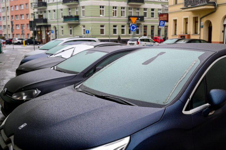 Samochody z zamarzniętymi szybami na ulicach Szczecina