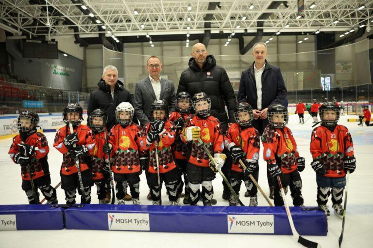 Krzysztof Woźniak (prezes Polskiego Związku Hokeja na Lodzie) oraz Jakub Rutnicki (minister sportu i turystyki) w towarzystwie młodych hokeistów.