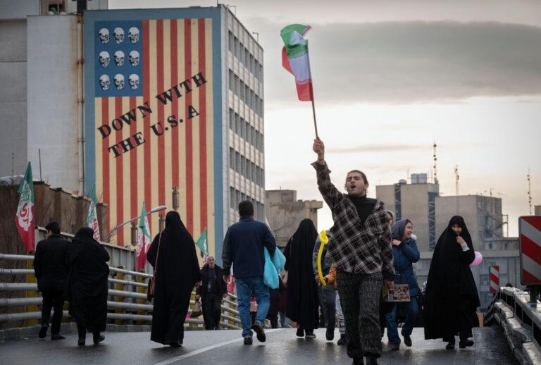 Propagandowy anty-amerykański mural na ulicach Teheranu