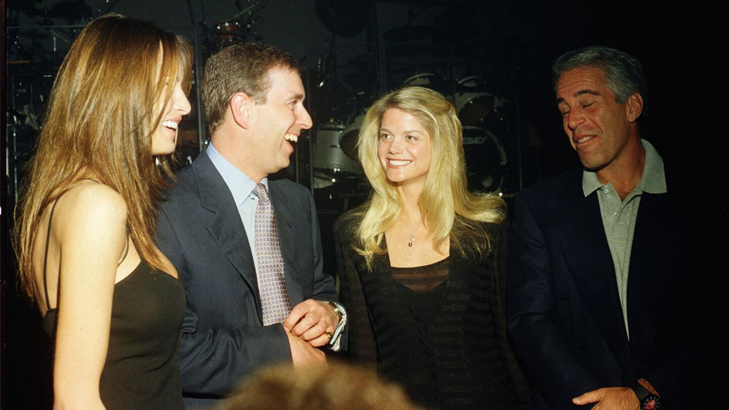 Od lewej Melania Trump, książę Andrzej, Gwendolyn Beck i Jeffrey Epstein na przyjęciu w rezydencji Donalda Trumpa w Mar-a-Lago