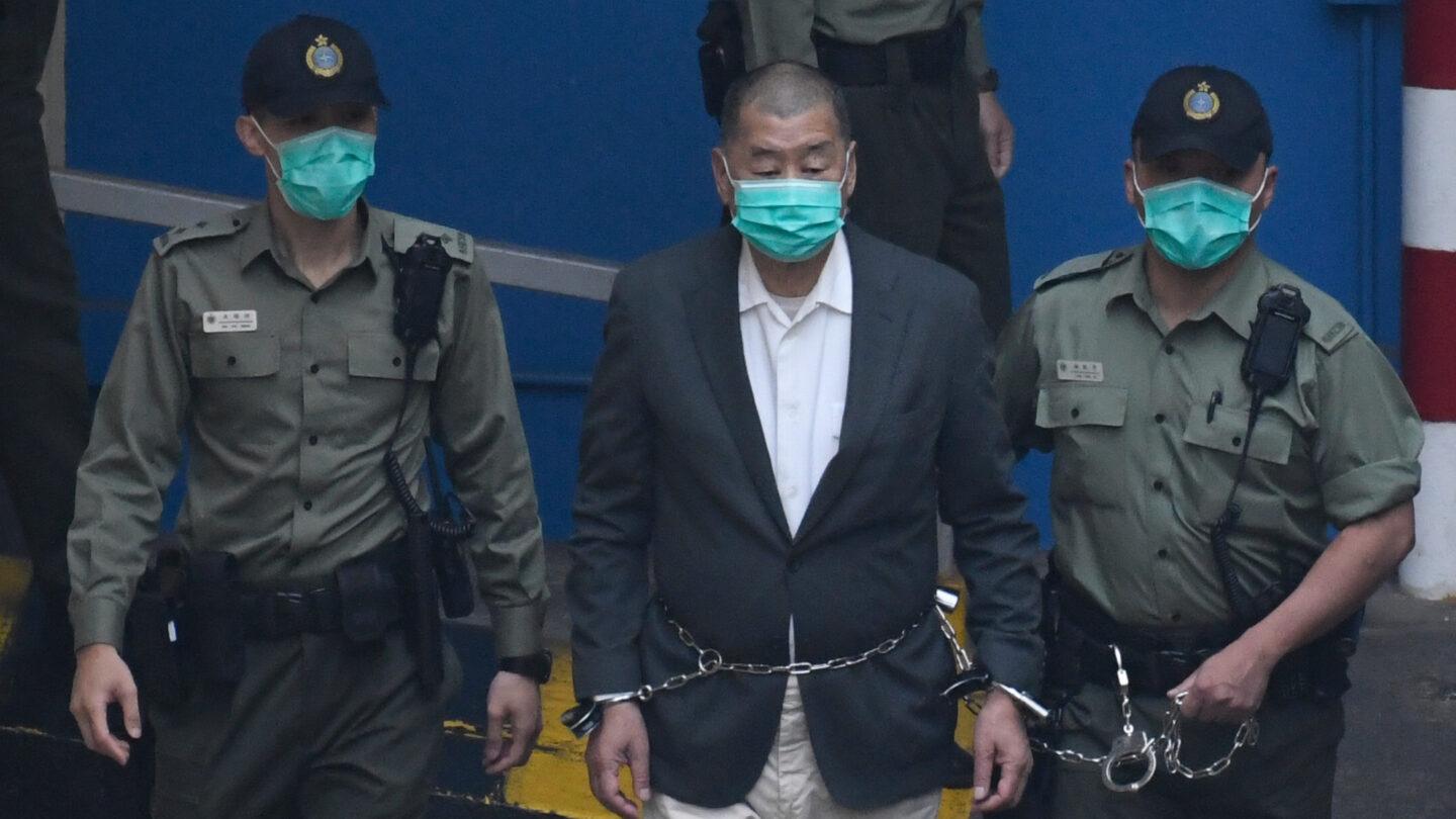 Jimmy Lai prowadzony do sądu w Hongkongu