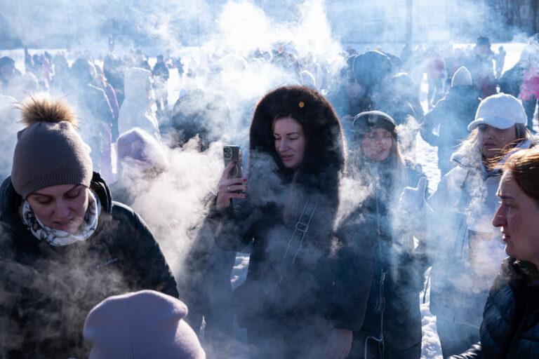 Mieszkańcy Kijowa próbują się ogrzać w trakcie awarii sieci energetycznej spowodowanej przez rosyjskie ataki