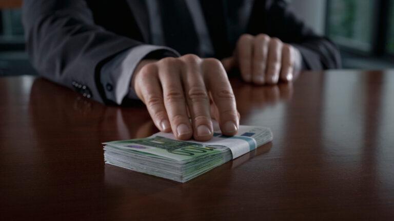 Osoba przekazująca plik banknotów