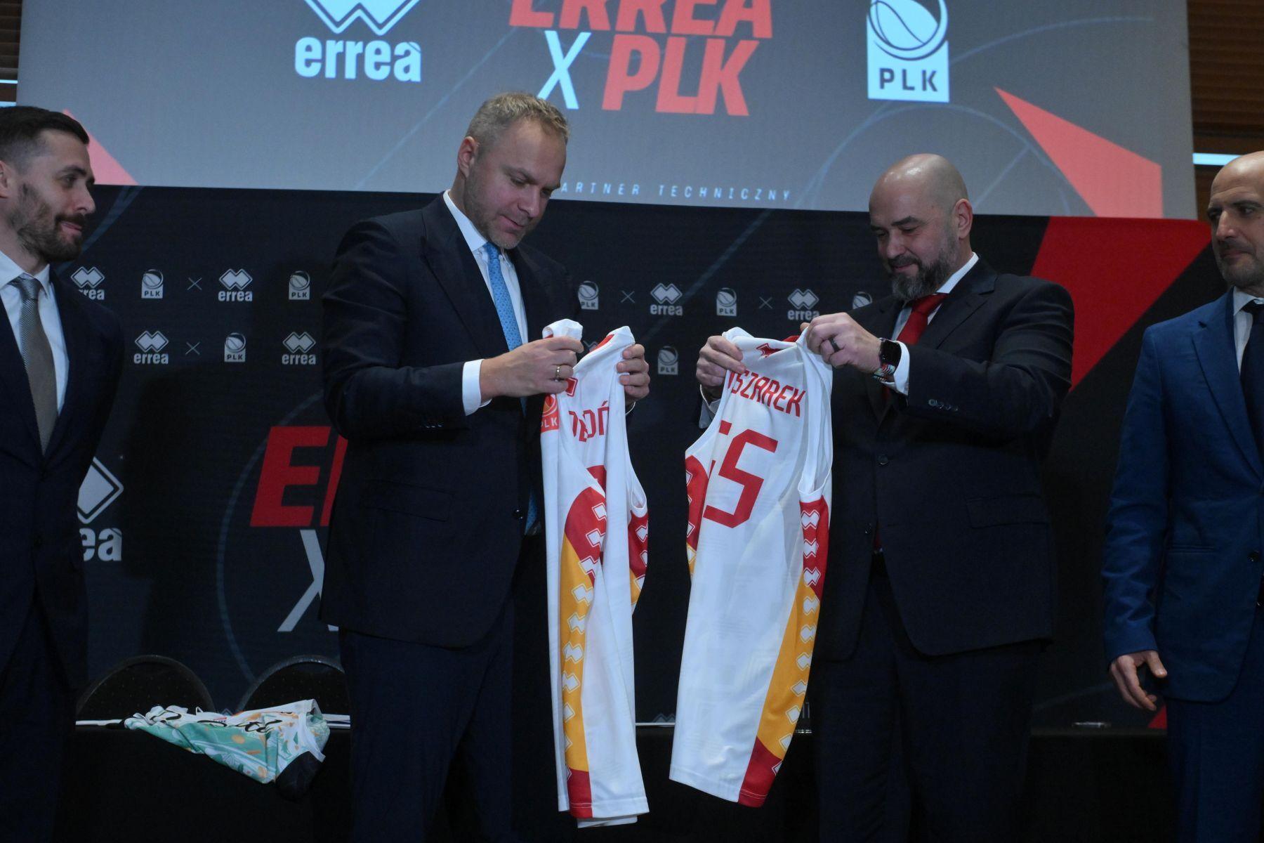 Z lewej: prezes PLK Łukasz Koszarek, z prawej: Maciej Ziobroń z firmy Errea