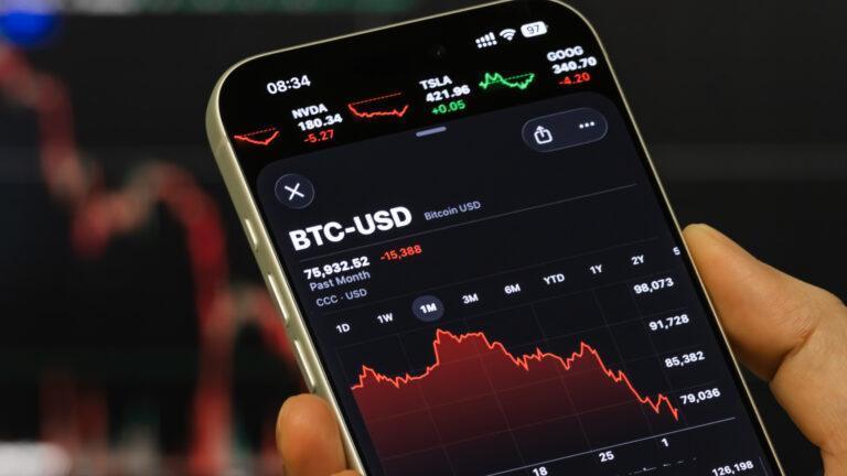 Spadający kurs bitcoina 4 lutego 2026 roku wyświetlony na ekranie telefonu