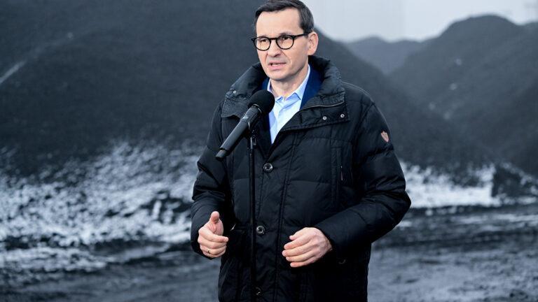 premier Mateusz Morawiecki na tle hałdy węgla