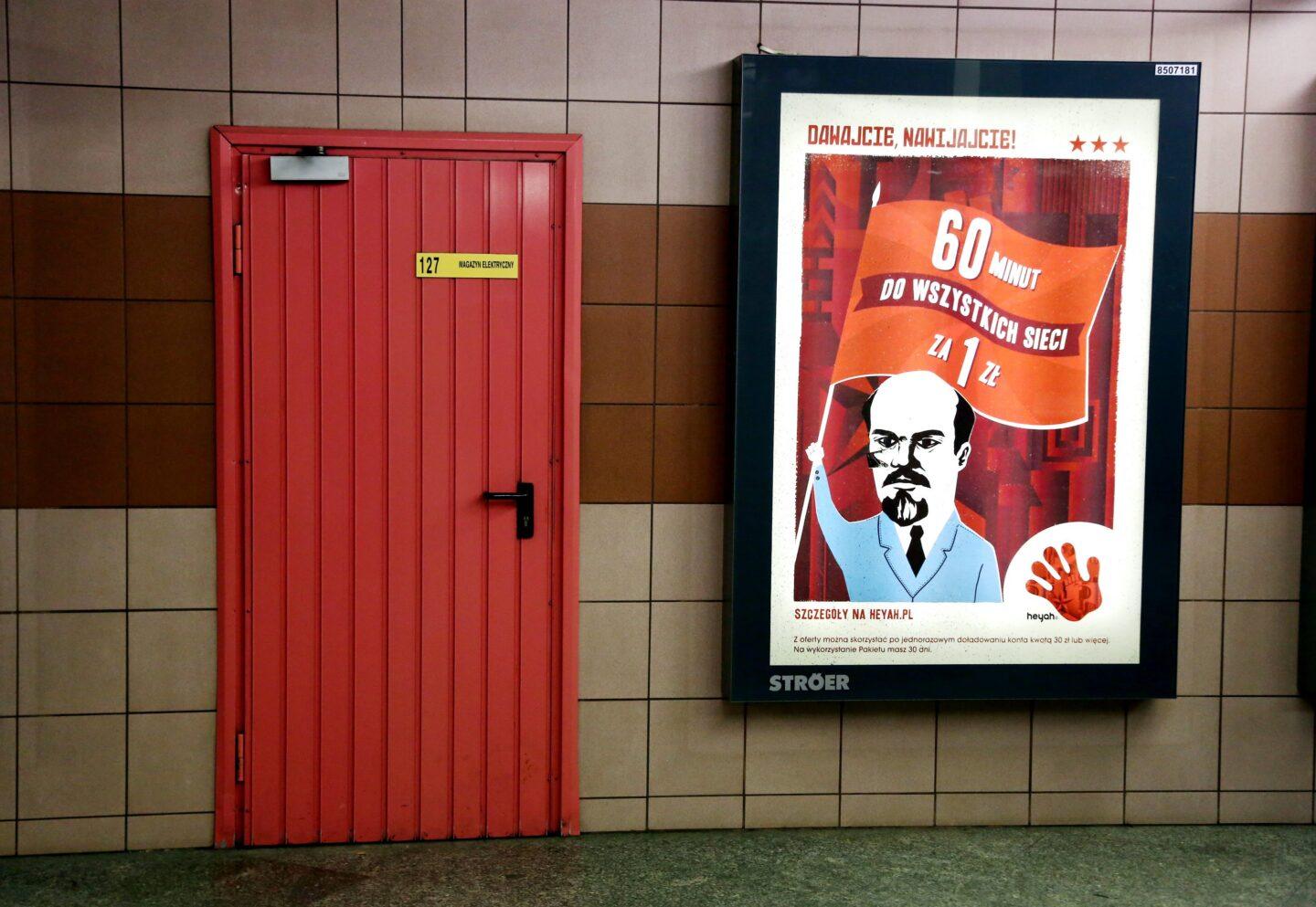 Bilbord reklamujący sieć Heyah w metrze w Warszawie we wrześniu 20213 r.