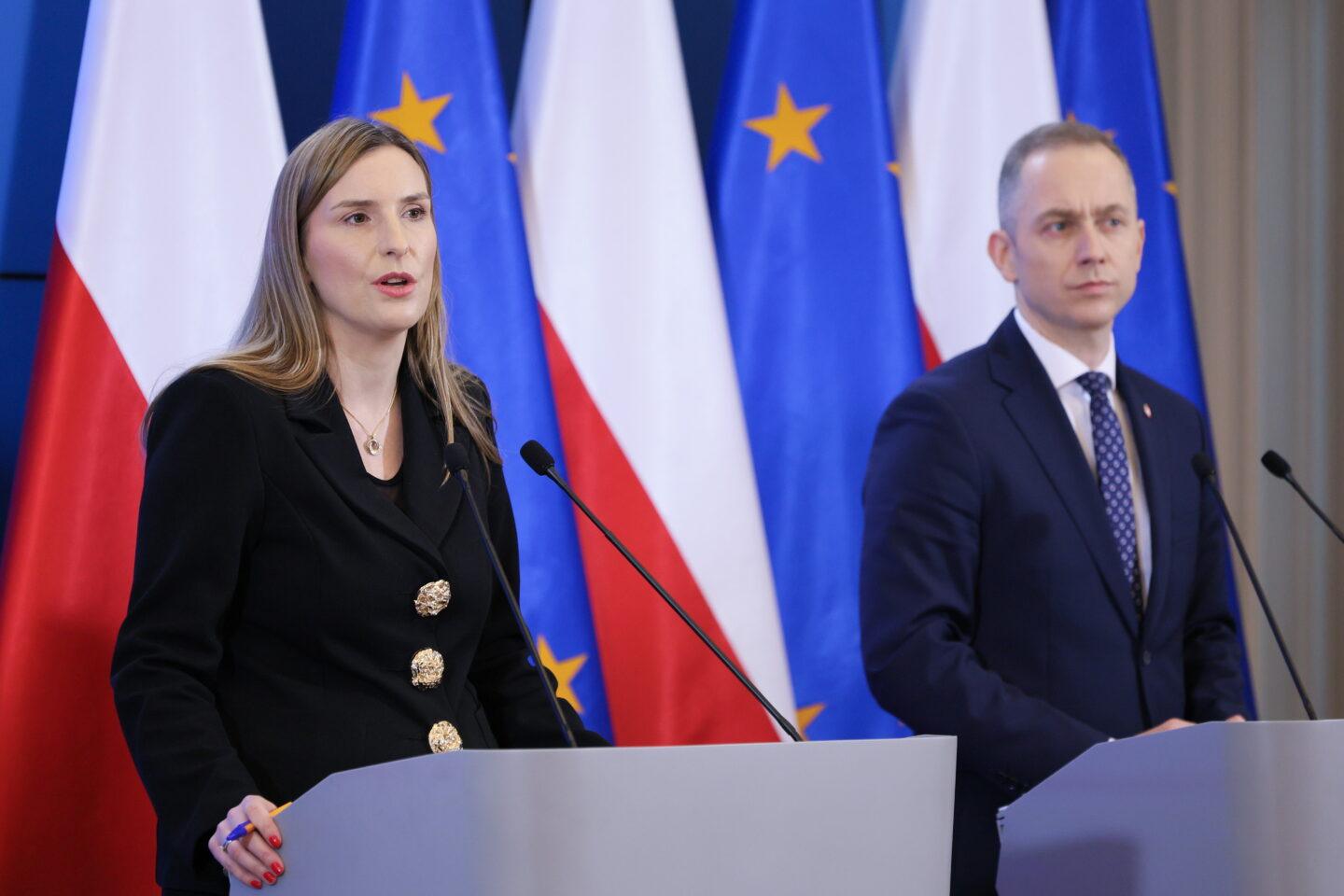 Wiceminister obrony narodowej Cezary Tomczyk (po prawej) oraz pełnomocniczka rządu ds. SAFE Magdalena Sobkowiak-Czarnecka (po lewej)