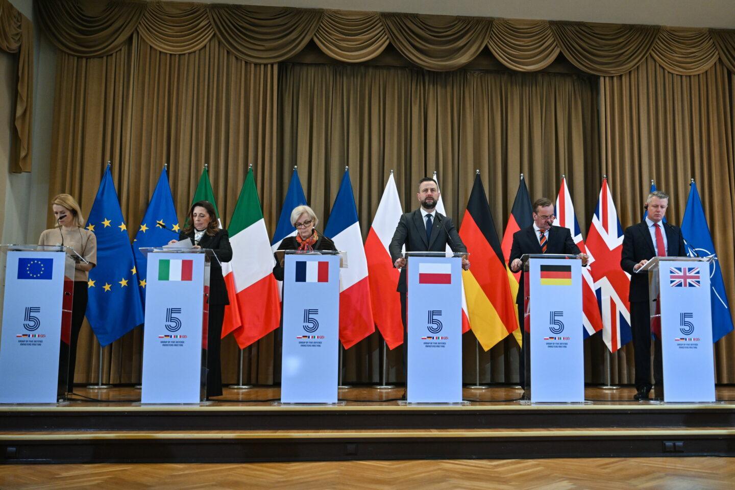 Uczestnicy spotkania grupy E5 w Krakowie. Od prawej Luke Pollard (minister ds. zamówień obronnych Wielkiej Brytanii), Boris Pistorius (minister obrony Niemiec), szef MON, wicepremier Władysław Kosiniak-Kamysz, Catherine Vautrin (ministra obrony Francji), Isabella Rauti (wiceminister obrony Włoch) I szefowa unijnej dyplomacji Kaja Kallas