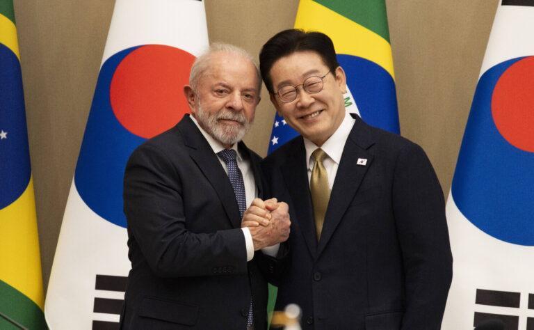 Prezydent Brazylii Lula da Silva i prezydent Korei Południowej w trakcie szczytu w Seulu