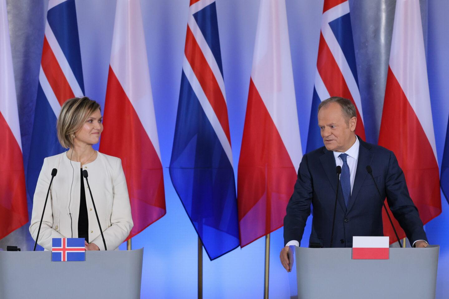 Donald Tusk, Kristrun Frostadottir na tle flag Polski i Islandii