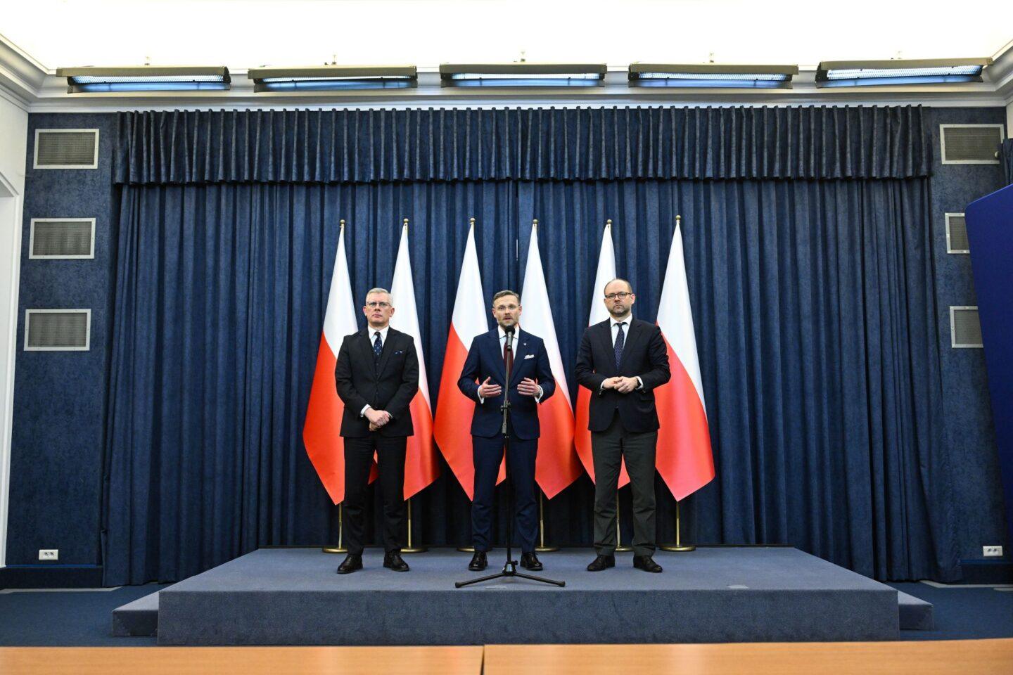 Szef KPRP Zbigniew Bogucki (C), szef BBN Sławomir Cenckiewicz (L) i szef Biura Polityki Międzynarodowej w KPRP Marcin Przydacz (P)