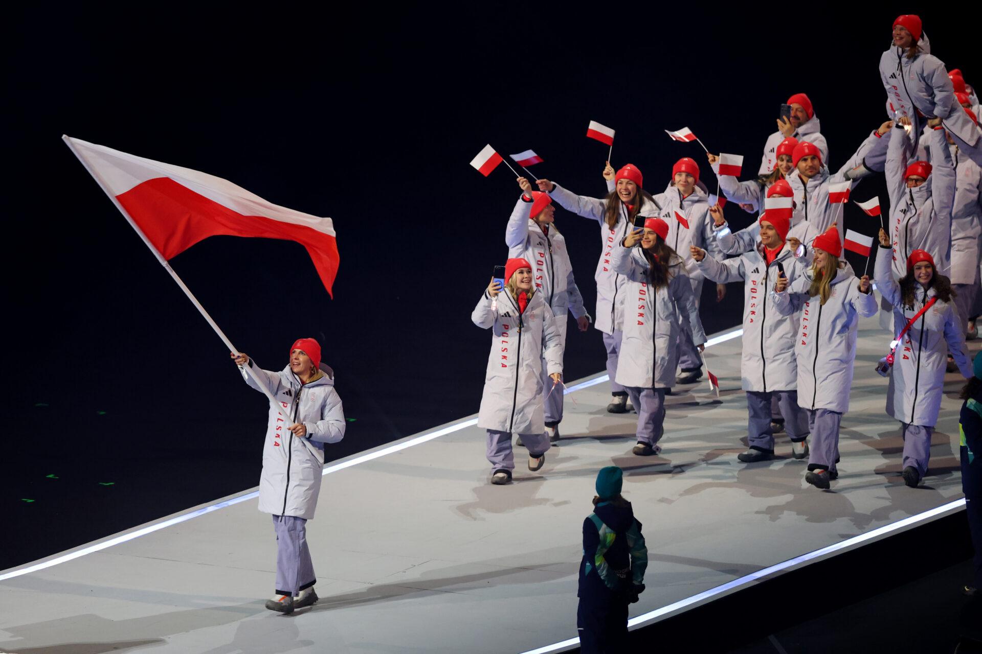 Natalia Czerwonka na czele polskiej ekipy olimpijskiej podczas uroczystości otwarcia tegorocznych zimowych igrzysk olimpijskich w Mediolanie i Cortinie w lutym 2026 r.