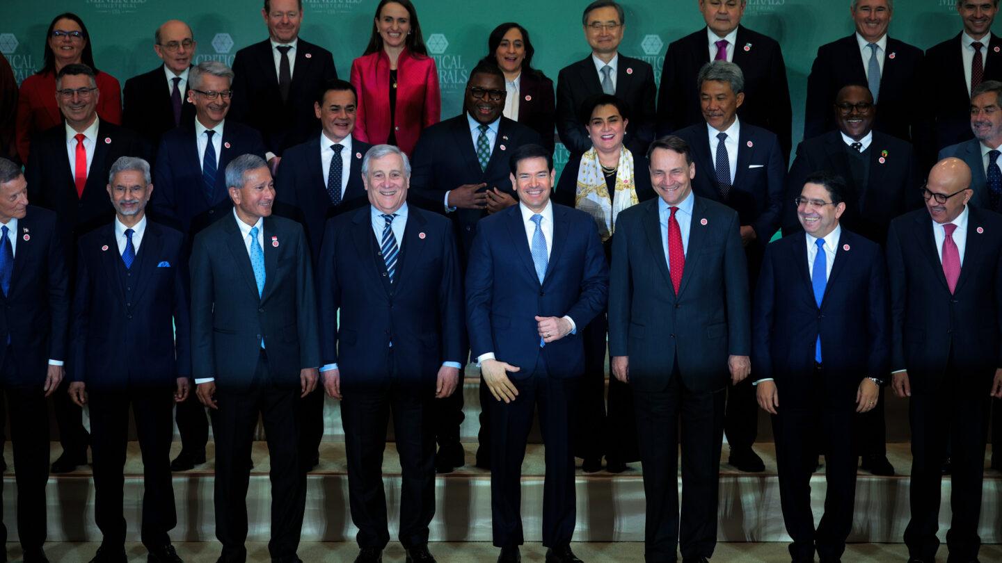 Sekretarz stanu USA (w środku) Marco Rubio i szef polskiego MSZ Radosław Sikorski (obok Rubio z prawej) w grupie 55 przedstawicieli rządów