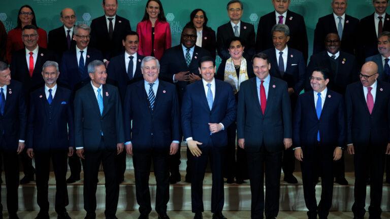 Sekretarz stanu USA (w środku) Marco Rubio i szef polskiego MSZ Radosław Sikorski (obok Rubio z prawej) w grupie 55 przedstawicieli rządów