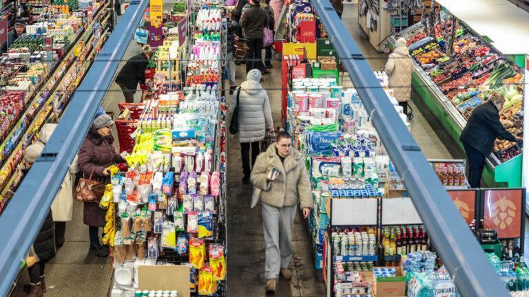 Zakupy w Hali Mirowskiej w Warszawie