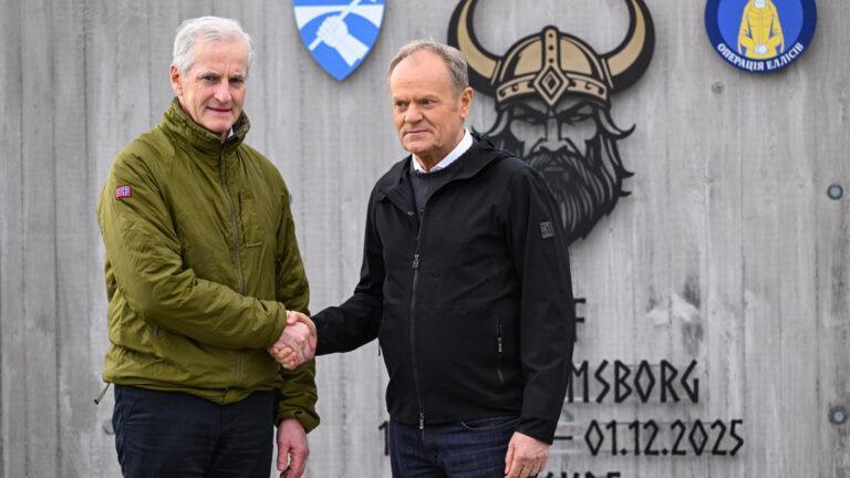 Premier Donald Tusk (z prawej) i premier Norwegii Jonas Gahr Store podczas spotkania w Lipie