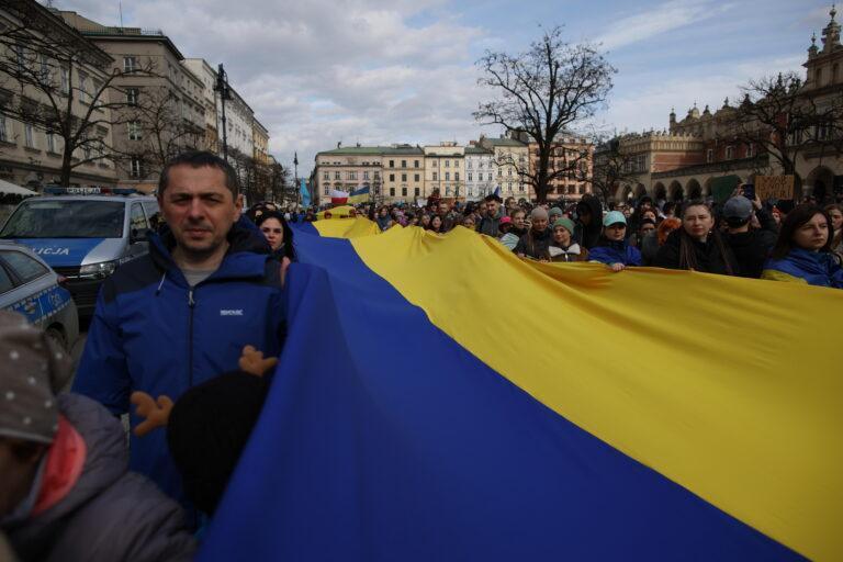 Marsz "Razem do zwycięstwa" na ulicach Krakowa w drugą rocznicę agresji rosyjskiej na Ukrainę