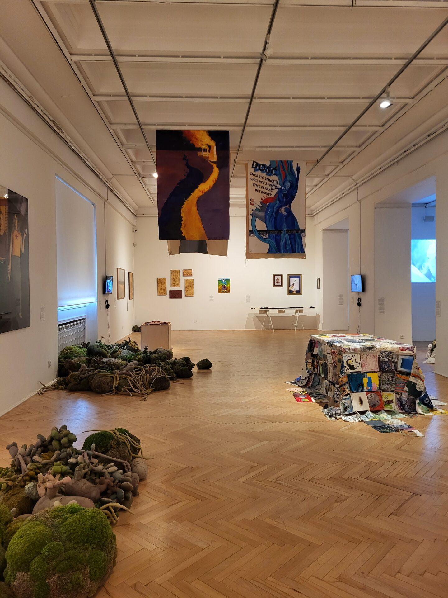 Widok wystawy „Chcemy całego życia. Współdzielenie” w Galerii Studio