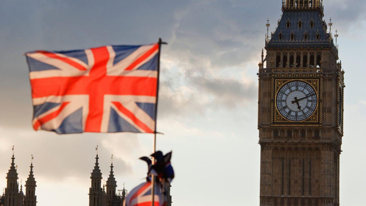 Londyński Big Ben na tle flagi brytyjskiej