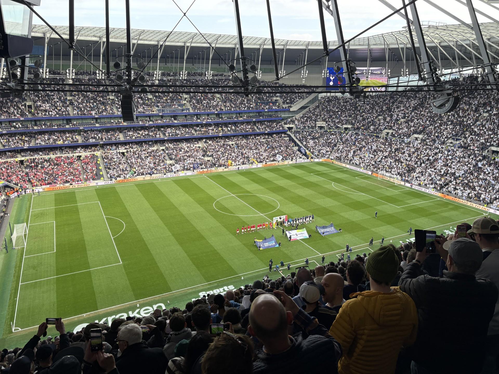 Zdjęcie stadionu Tottenhamu z perspektywy trybun.