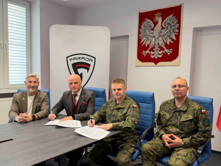 Od prawej: Adam M. Cudny, przewodniczący rady nadzorczej Farada Group, Szymon Kupaj, prezes zarządu Farada Group, Paweł Sweklej dyrektor Wojskowego Instytutu Technicznego Uzbrojenia, Piotr Ruliński, szef Centrum Balistyki i Systemów Bezzałogowych WITU