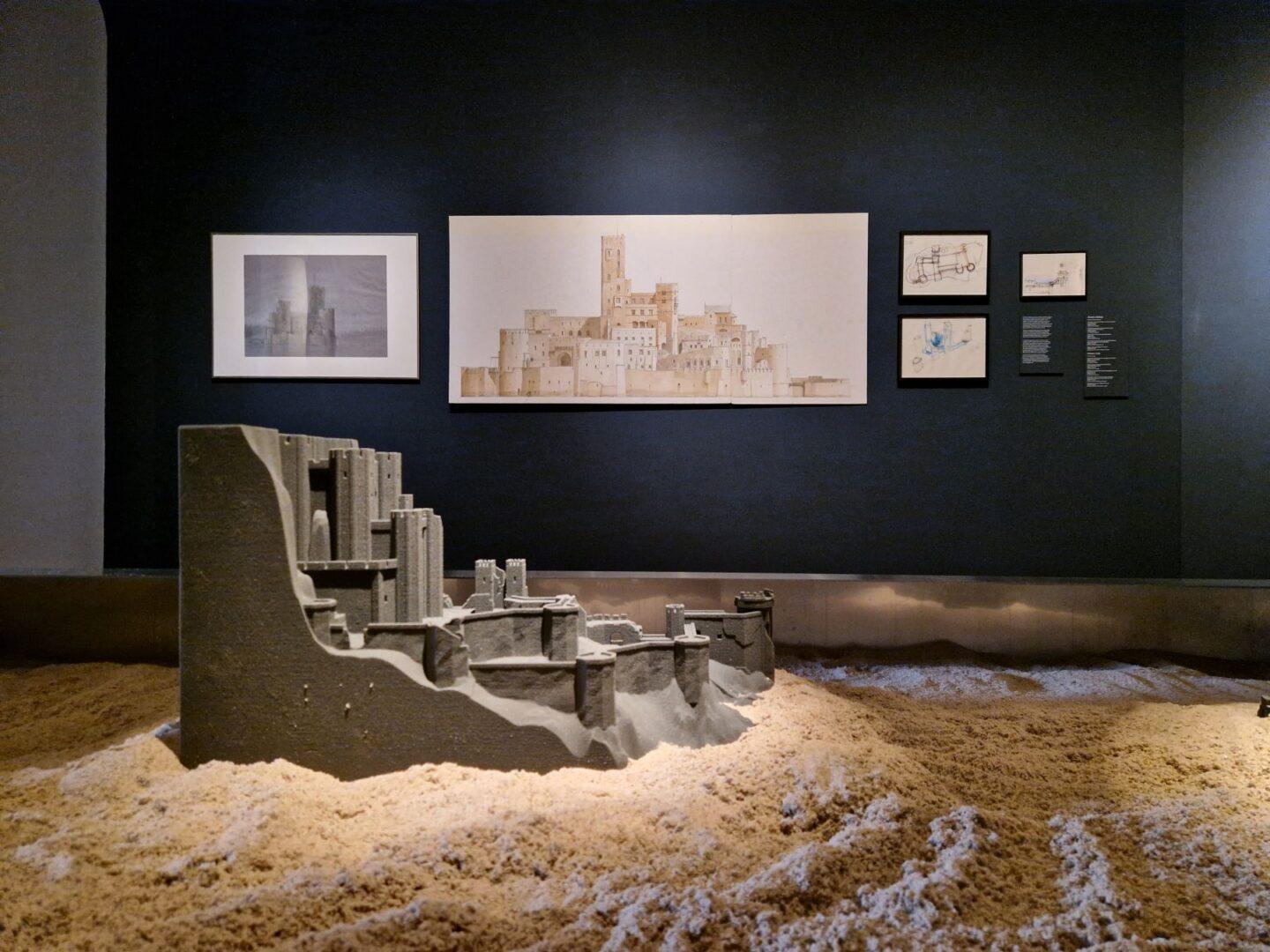 wystawa Kuby Snopka „Ostatni zamek” prezentowanej w Zamku Królewskim w Warszawie.