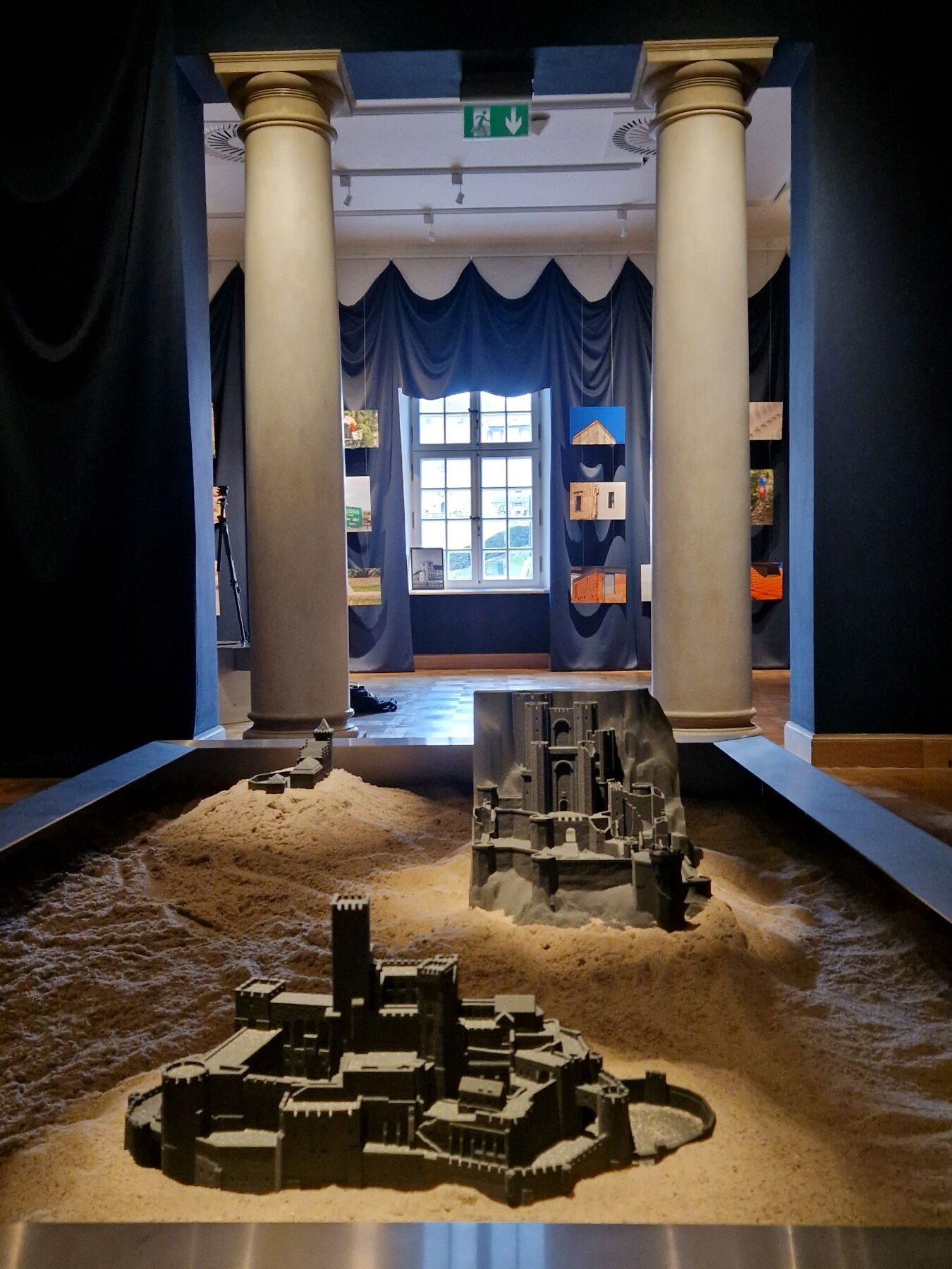 wystawa Kuby Snopka „Ostatni zamek” prezentowanej w Zamku Królewskim w Warszawie.