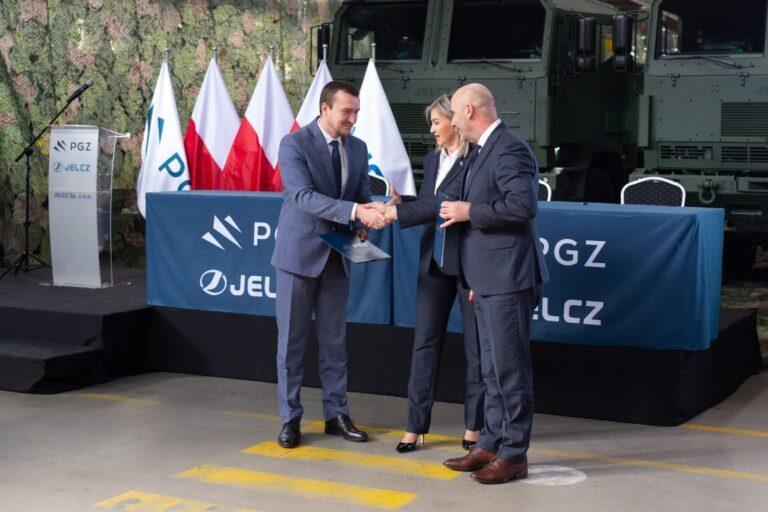 Podpisanie umowy inwestycyjnej między PGZ a Jelczem