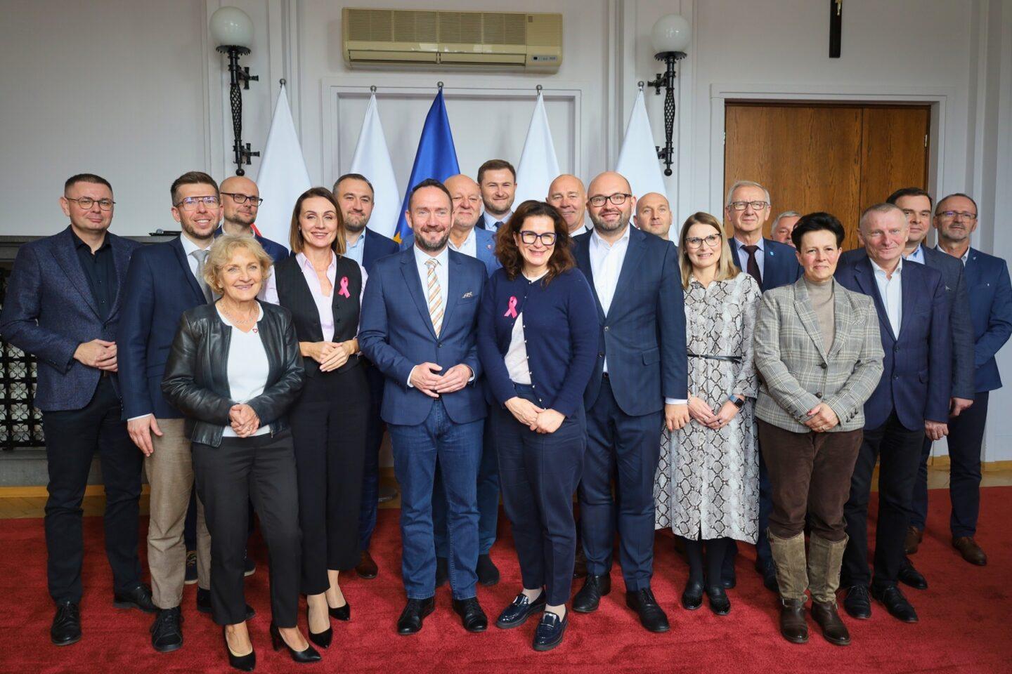 Pomorscy samorządowcy oraz wiceminister spraw wewnętrznych i administracji Tomasz Szymański